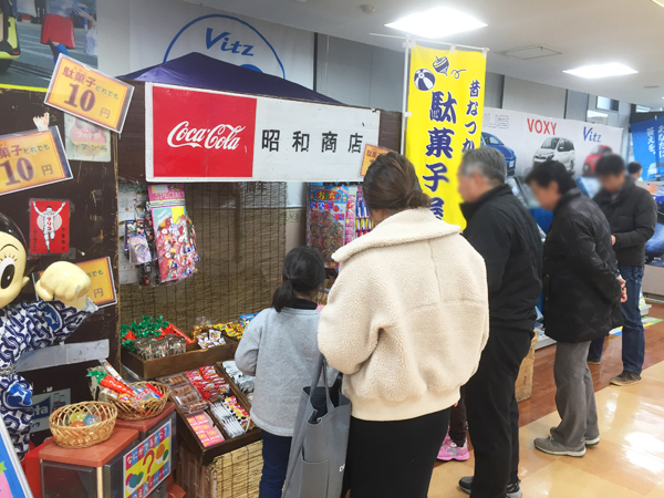 出張 駄菓子屋さん昭和商店の様子