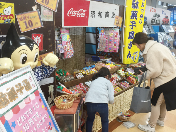 駄菓子屋さんイベントでお菓子を選んでいるご様子