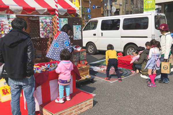 新元号平成駄菓子詰め放題に参加するファミリーの方